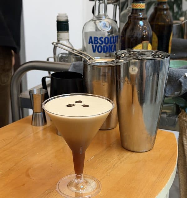 Espresso Martini mit drei Kaffeebohnen auf dem Tresen