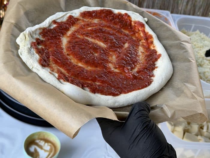 Tomatensauce wird spiralförmig aufgetragen