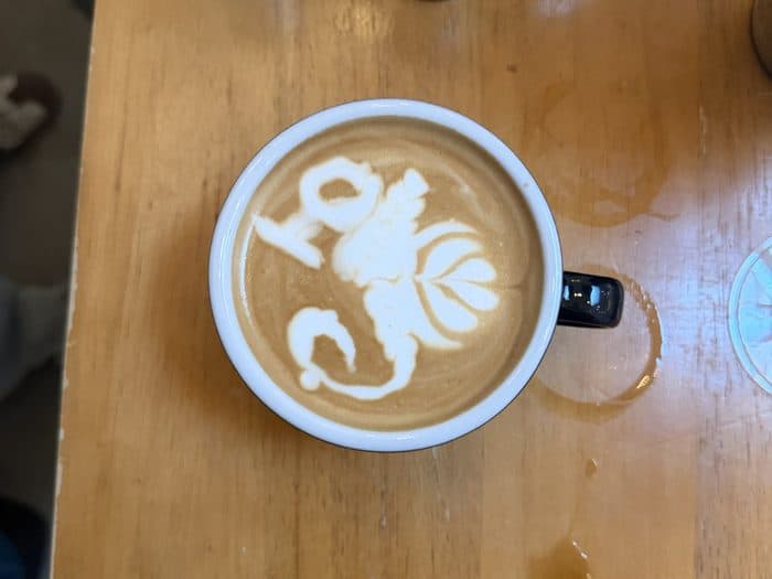 Latte Art von oben auf dem Holztresen