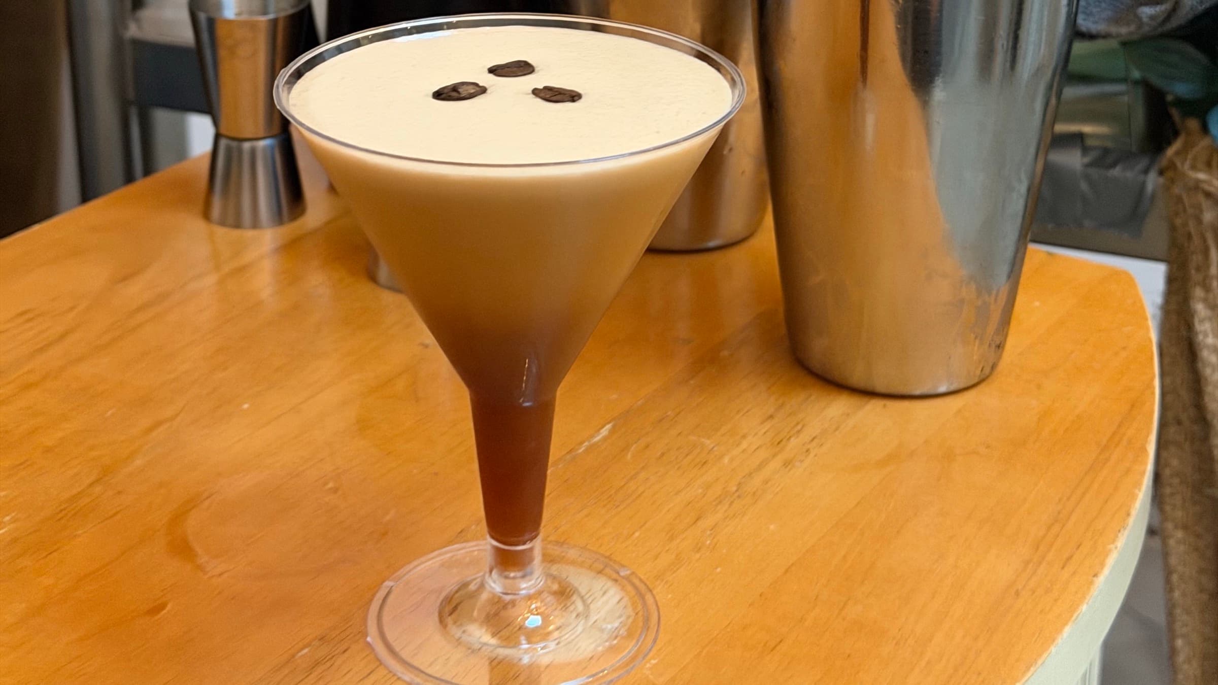 Espresso Martini mit Kaffeebohnen an der mobilen Bar von SIC Coffee Pizza