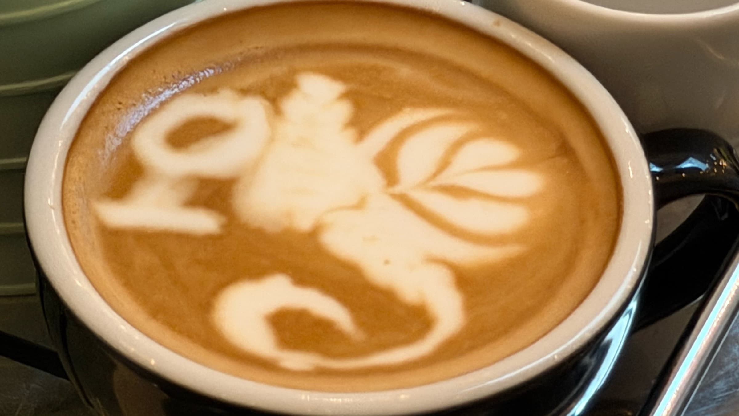 Cappuccino mit Latte Art an der mobilen Kaffeebar von SIC Coffee Pizza