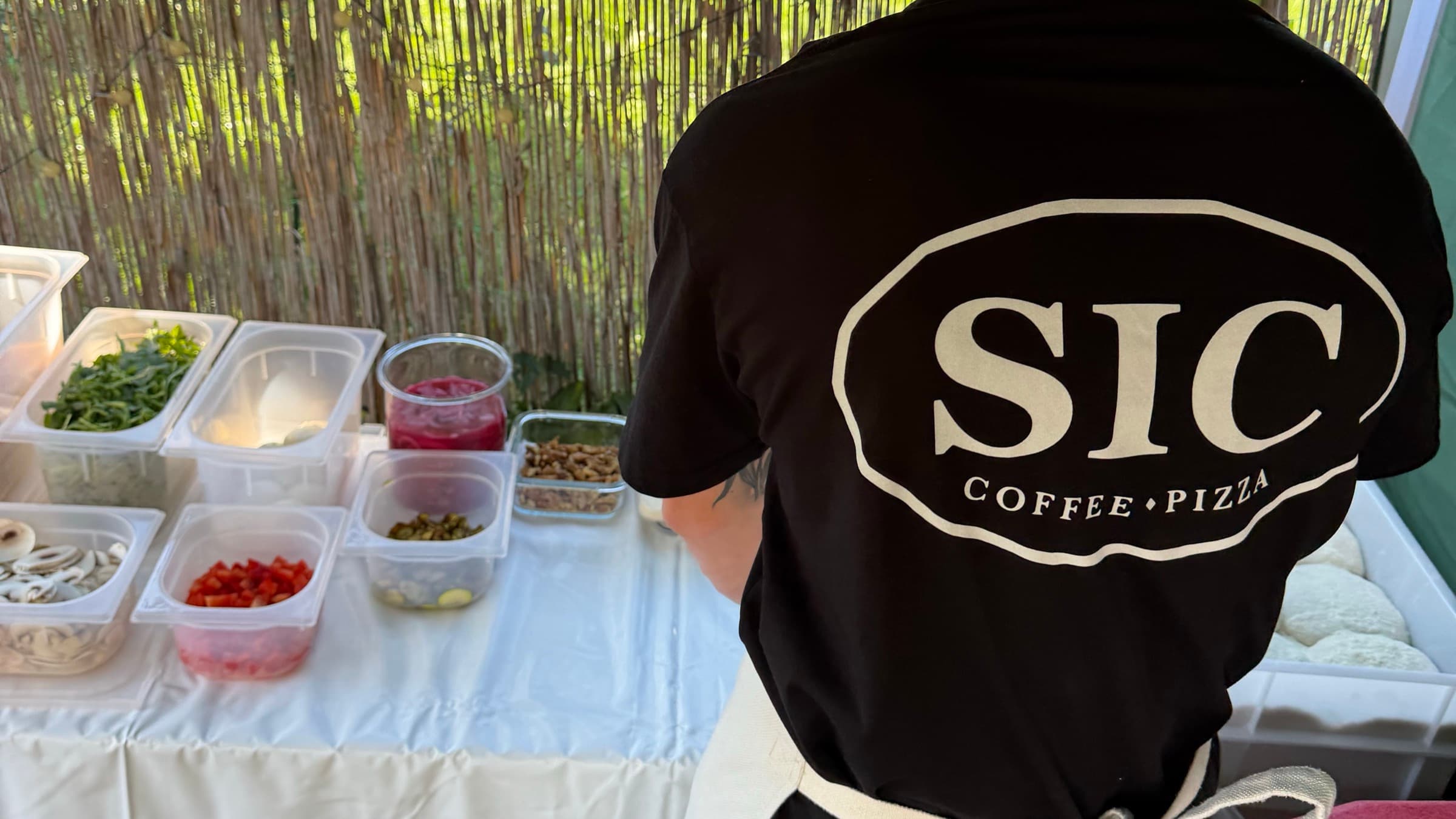 Mobile Pizzastation von SIC Coffee Pizza unter einem Zelt mit vorbereiteten Zutaten