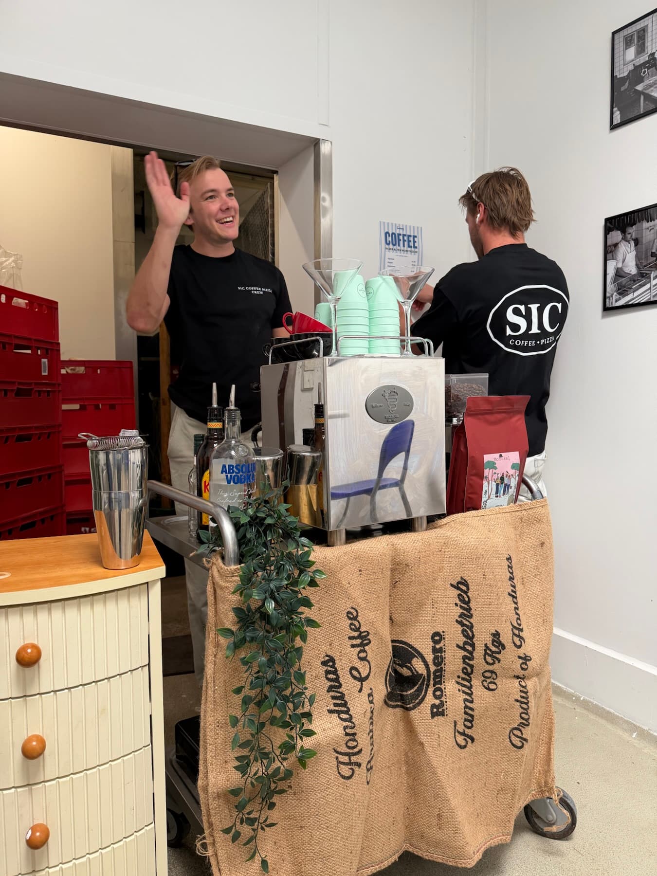 Die Gründer von SIC Coffee Pizza an ihrer mobilen Kaffeebar