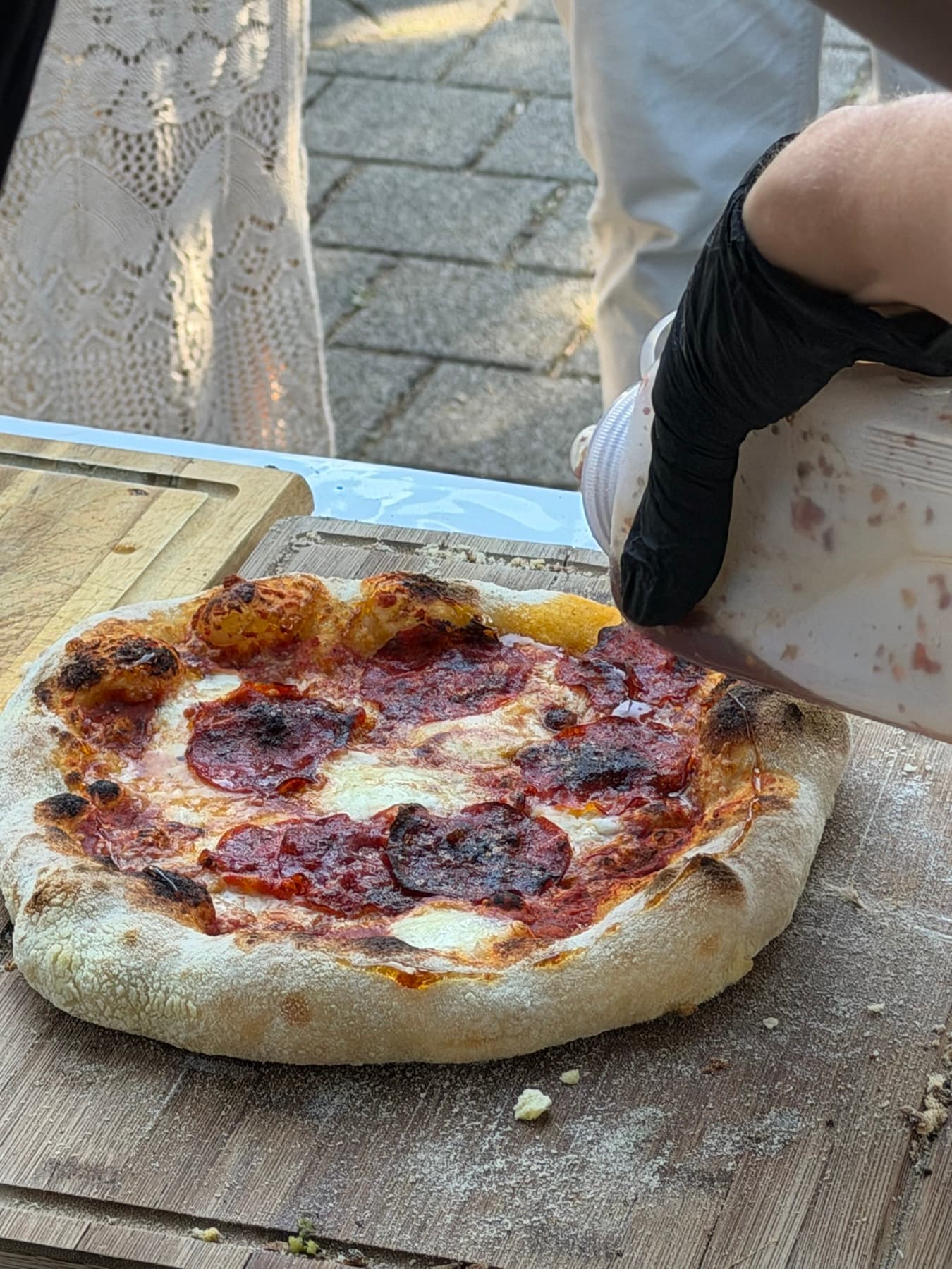 Frisch gebackene Salami-Pizza beim Event-Catering