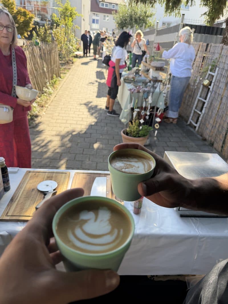 Cappuccino mit Latte Art wird bei einem Event am Bodensee übergeben