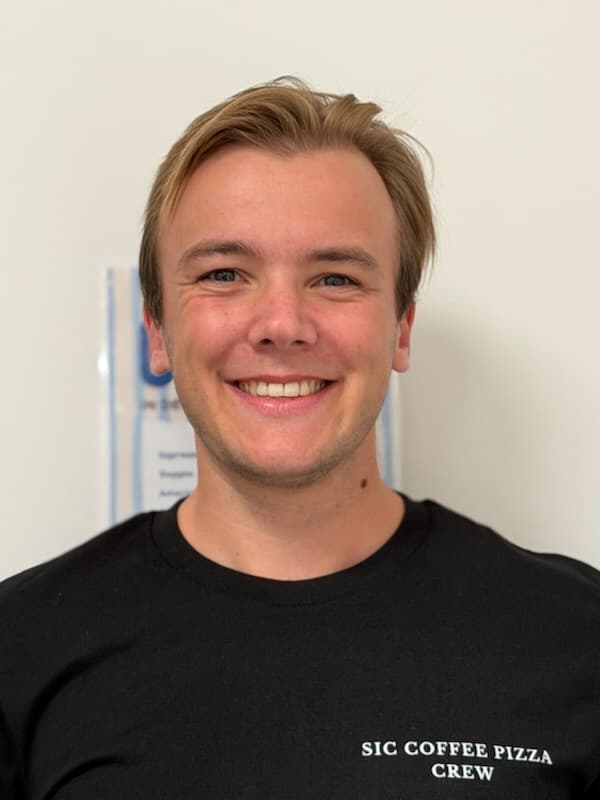 Porträt von Maxi Knecht, Gründer & Barista bei SIC Coffee Pizza